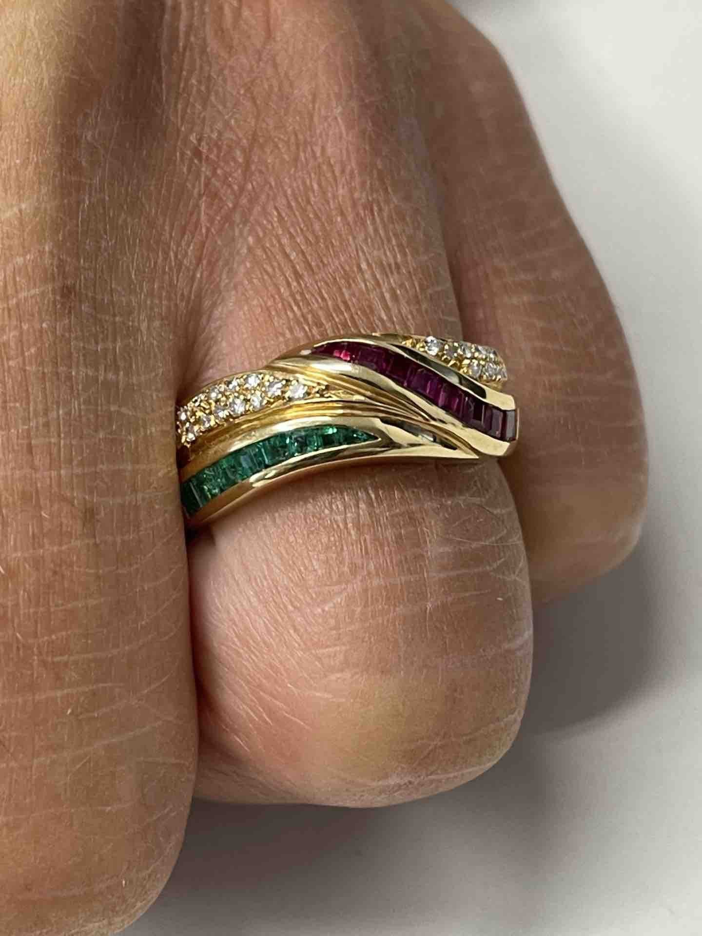 ALYA anillo oro amarillo de 18 kts brillantes y rubíes