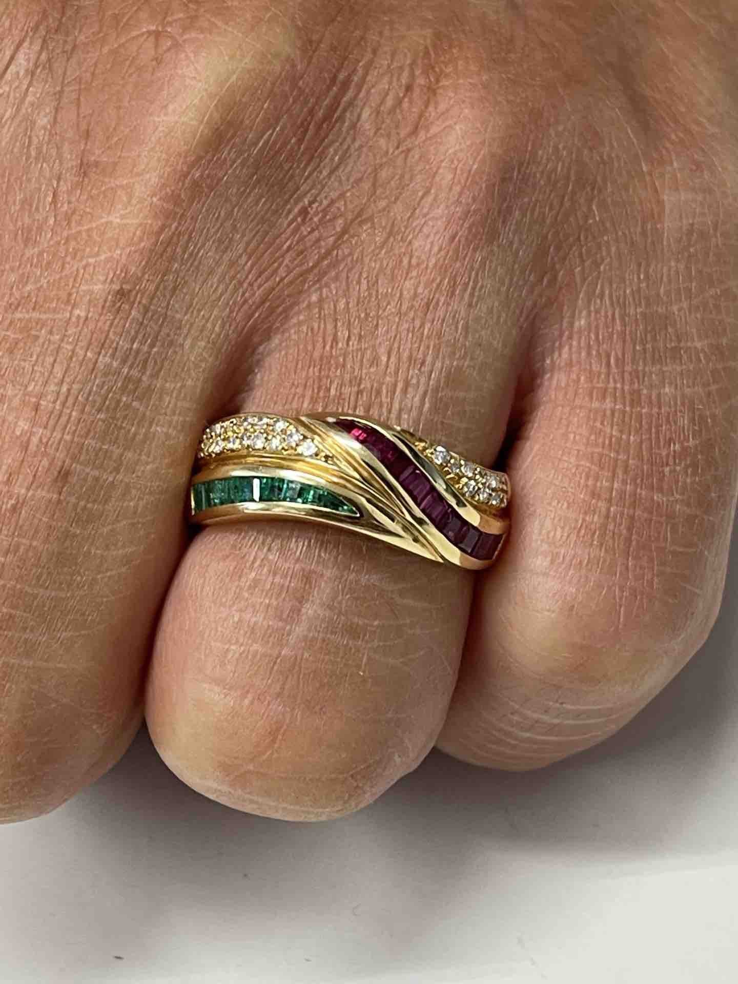 ALYA anillo oro amarillo de 18 kts brillantes y rubíes