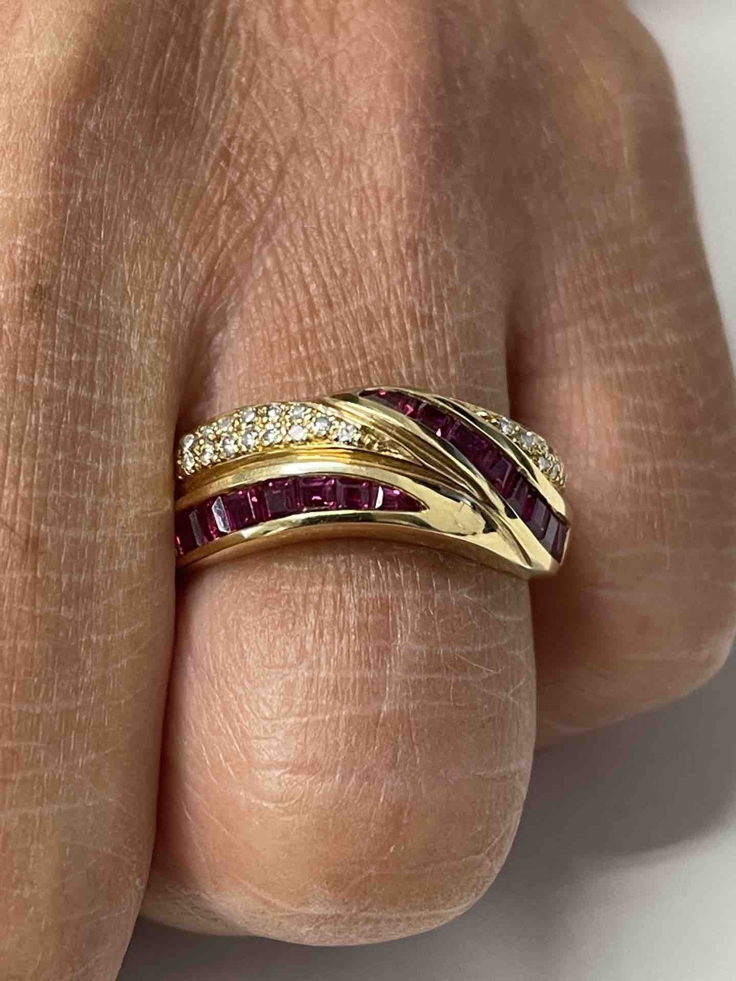 ALYA anillo oro amarillo de 18 kts brillantes y rubíes