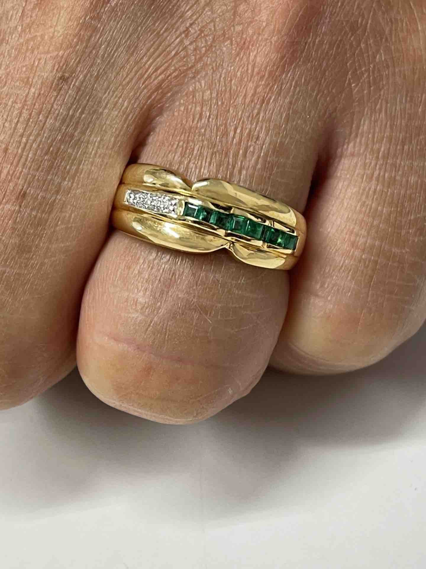 SUKRAN anillo oro amarillo de 18 kts brillantes y esmeraldas