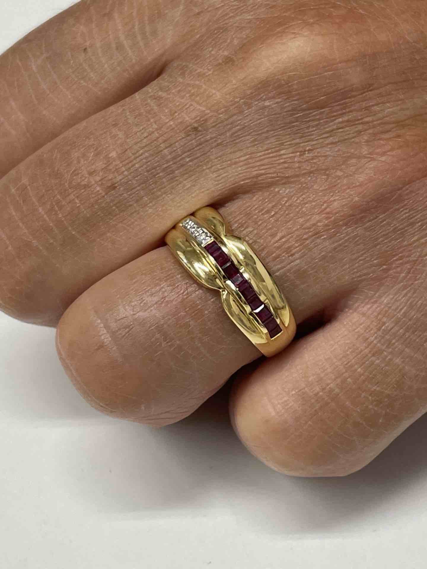 SUKRAN anillo oro amarillo de 18 kts brillantes y esmeraldas