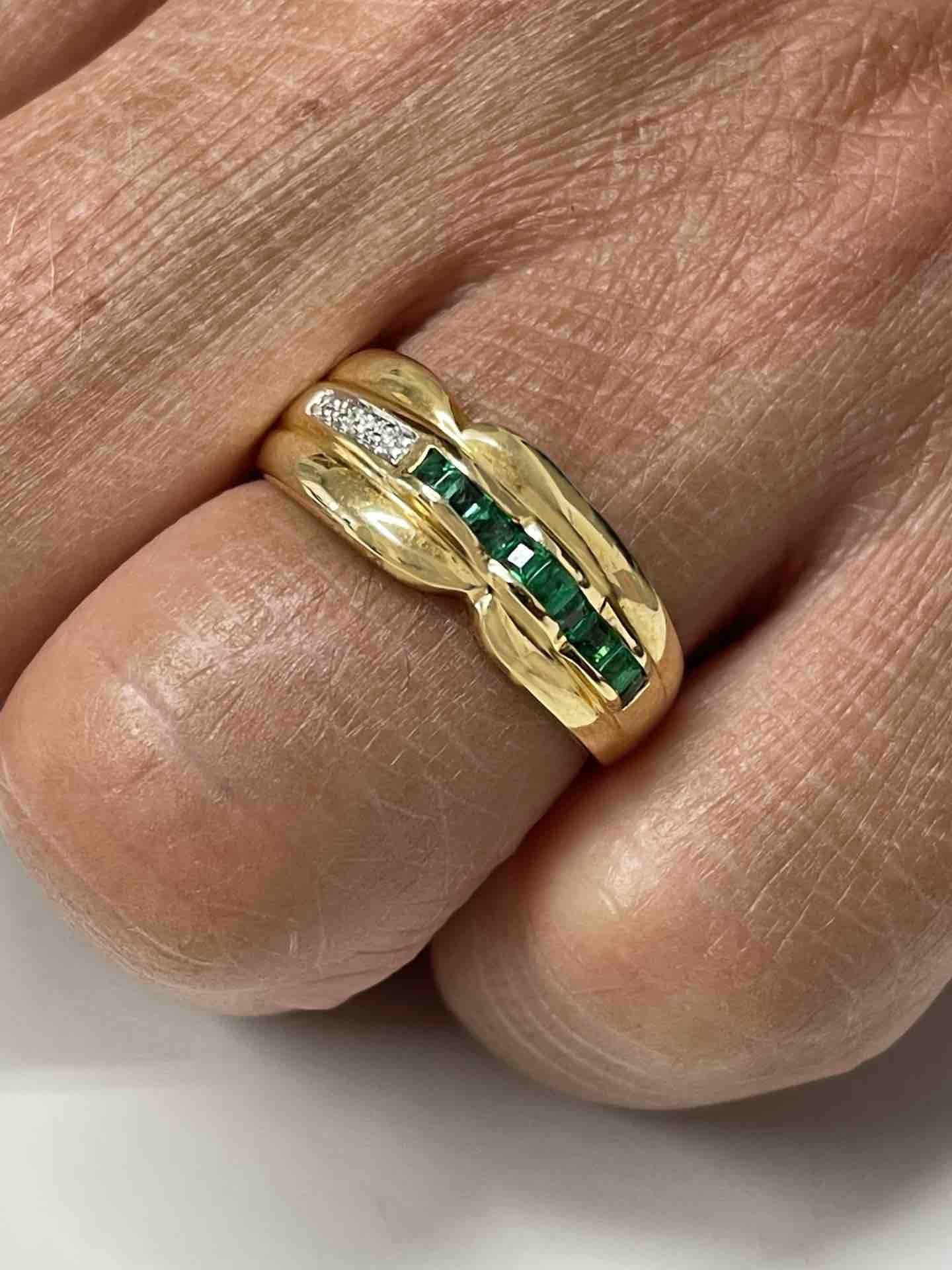 SUKRAN anillo oro amarillo de 18 kts brillantes y esmeraldas