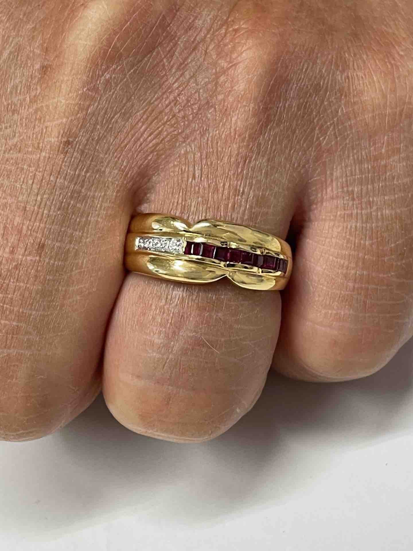 SUKRAN anillo oro amarillo de 18 kts brillantes y esmeraldas