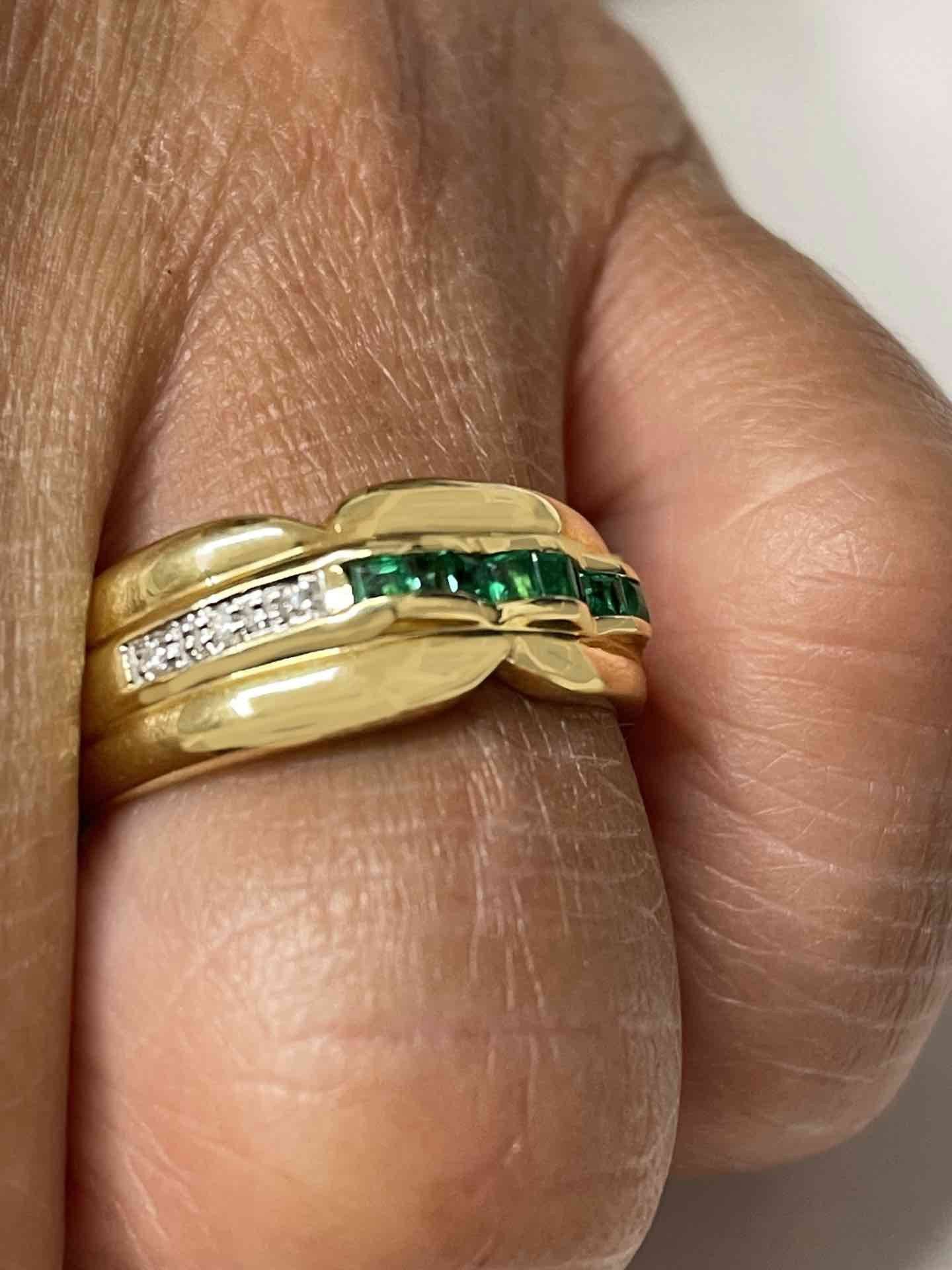 SUKRAN anillo oro amarillo de 18 kts brillantes y esmeraldas