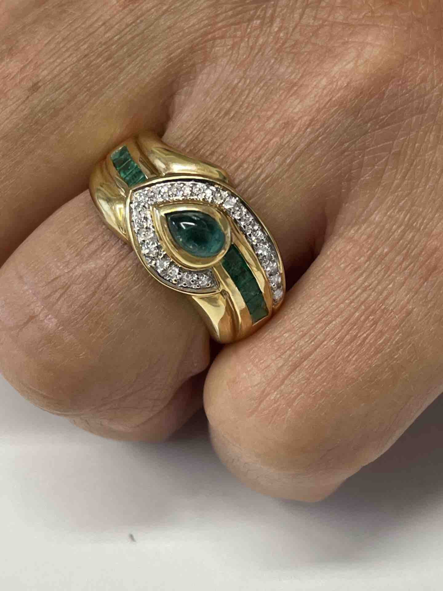 NAMIK anillo oro amarillo de 18 kts brillantes y esmeraldas