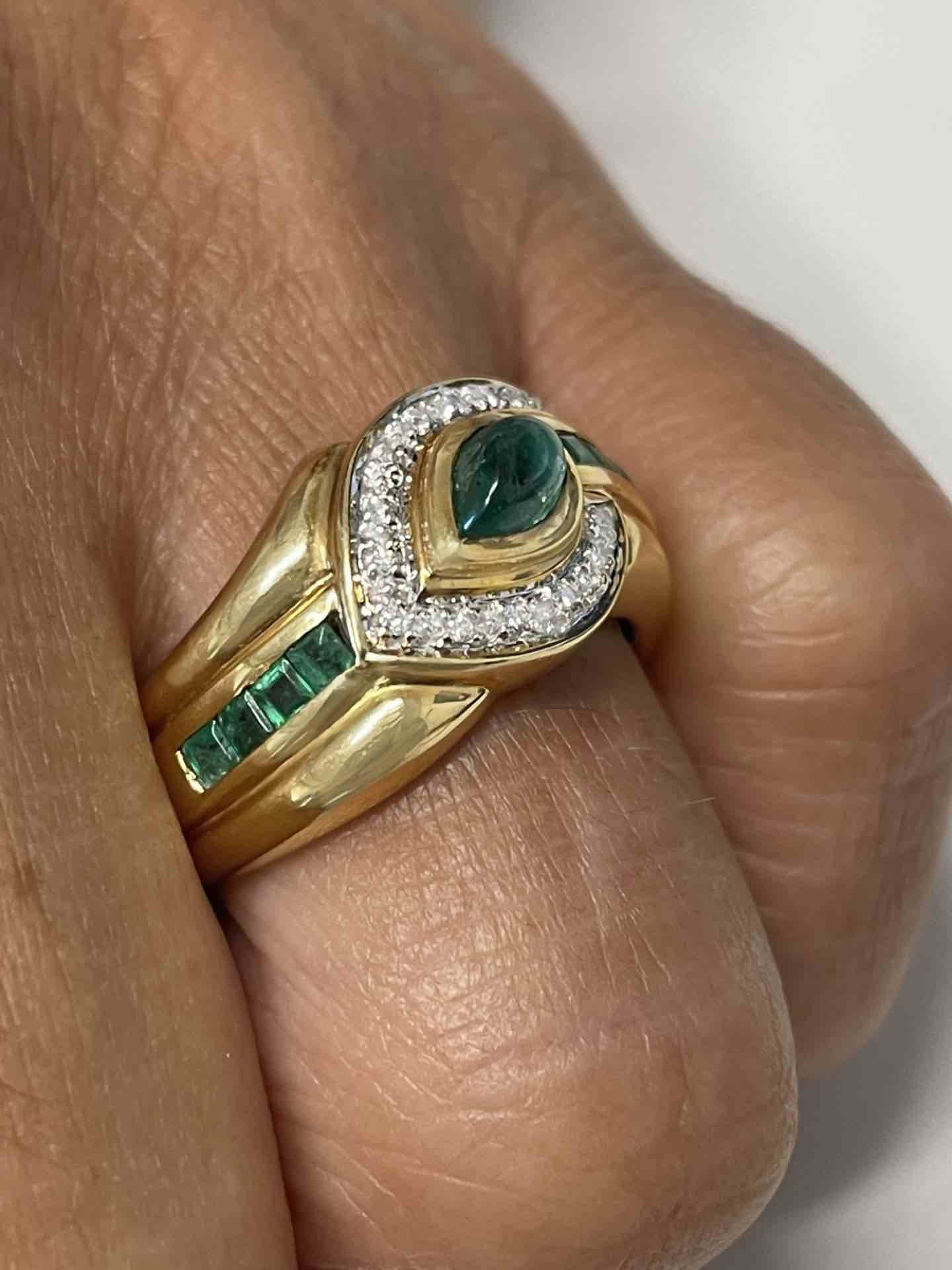 NAMIK anillo oro amarillo de 18 kts brillantes y esmeraldas