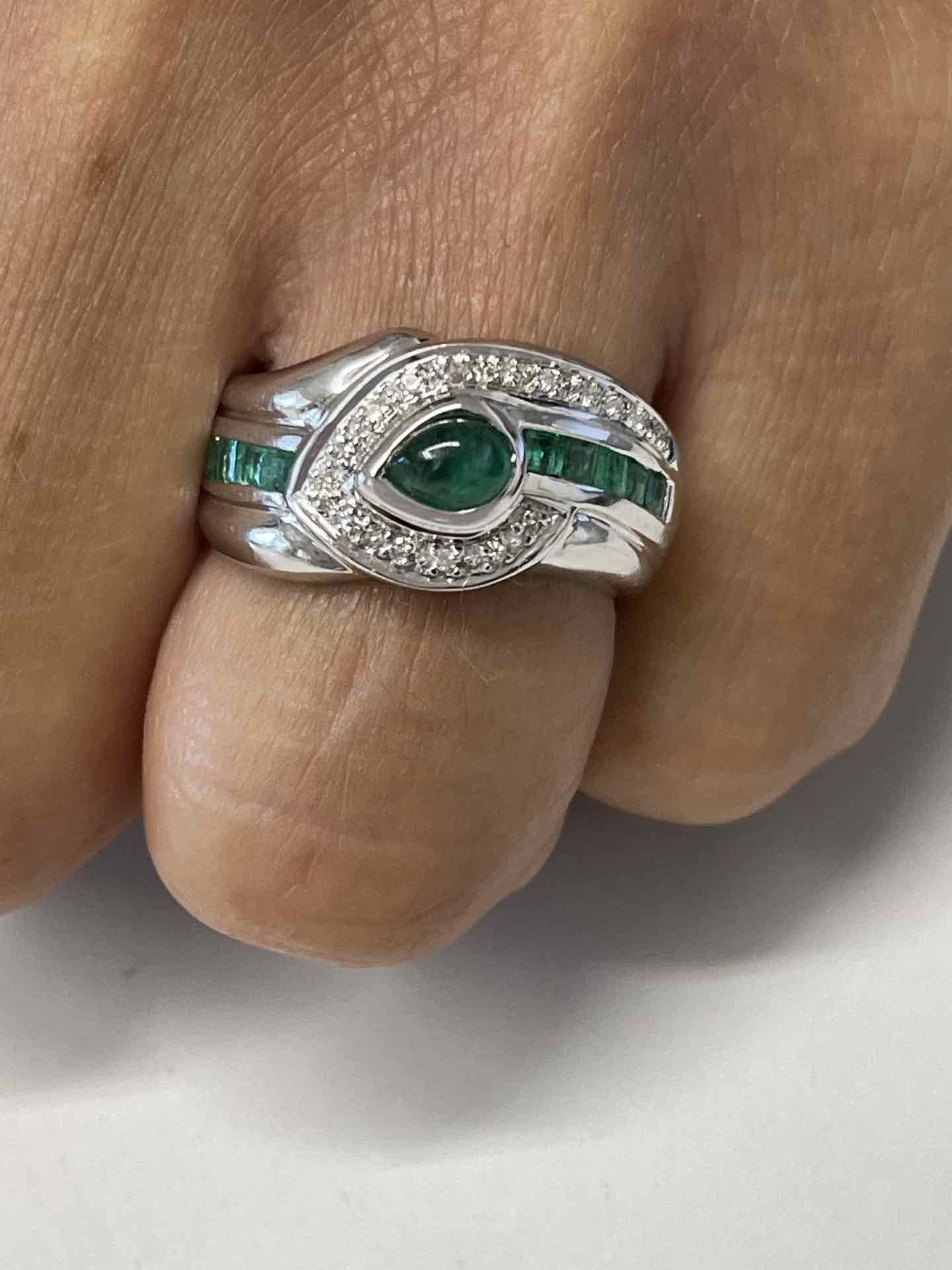 NAMIK anillo oro amarillo de 18 kts brillantes y esmeraldas