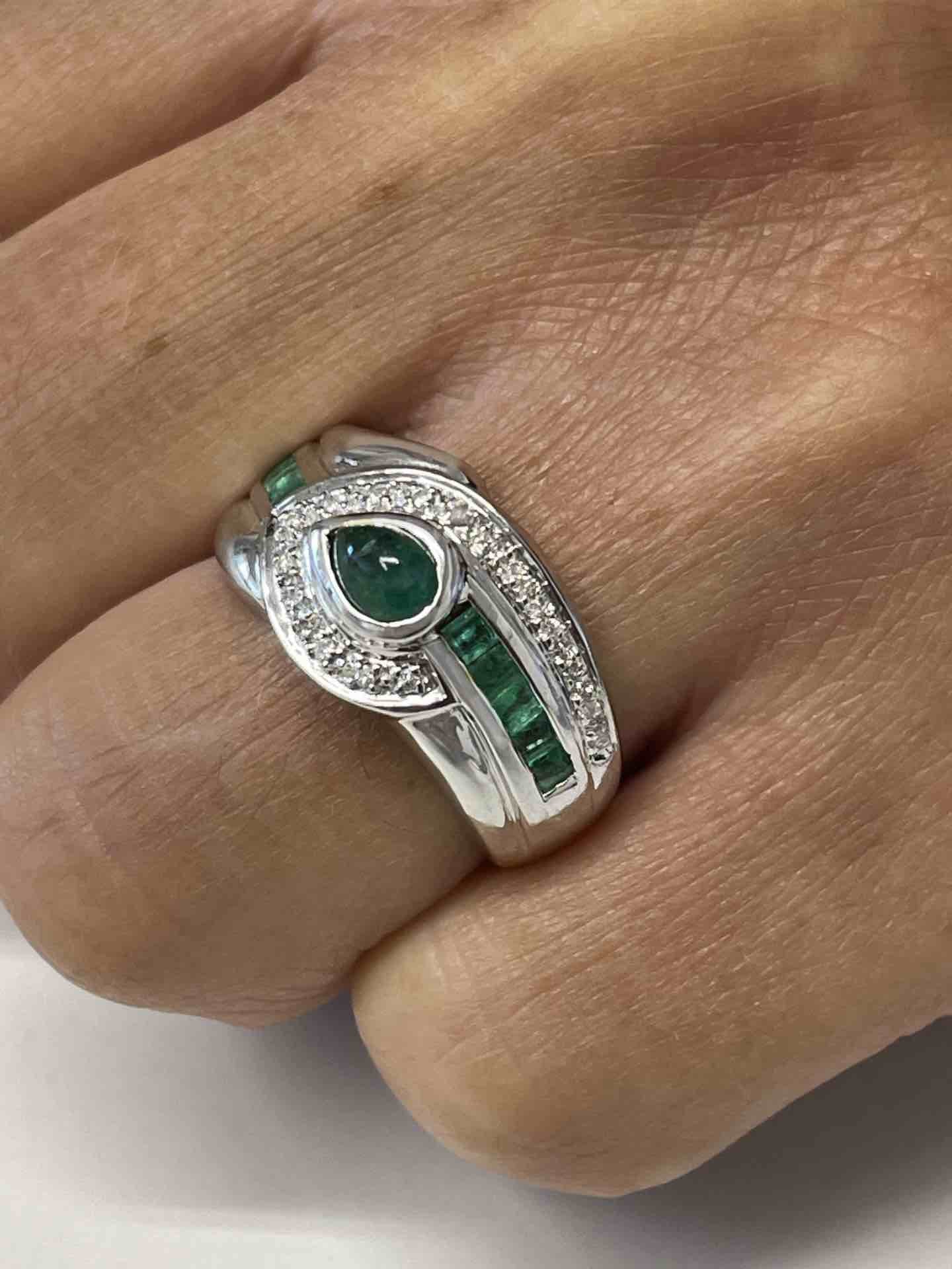 NAMIK anillo oro amarillo de 18 kts brillantes y esmeraldas