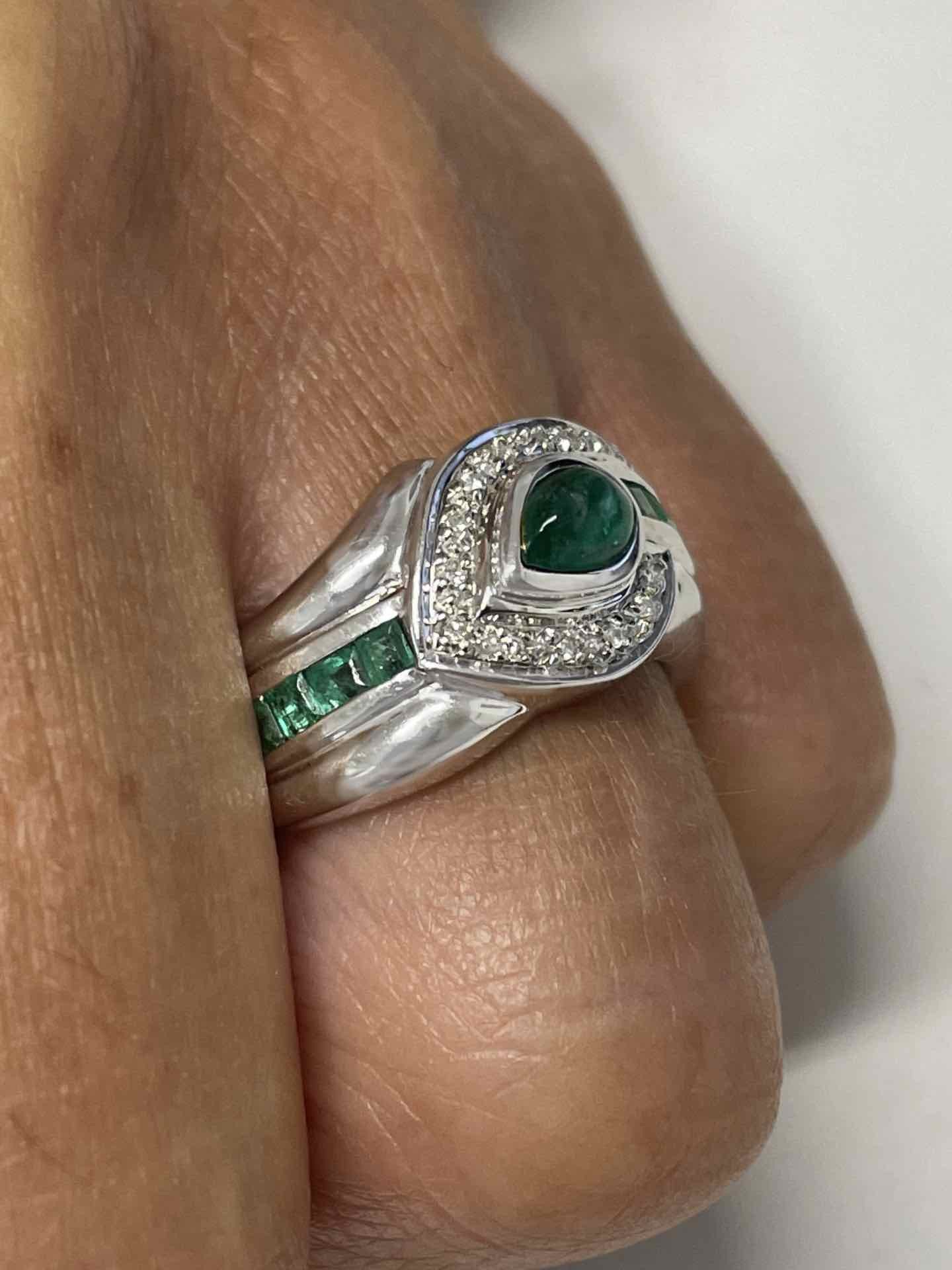 NAMIK anillo oro amarillo de 18 kts brillantes y esmeraldas