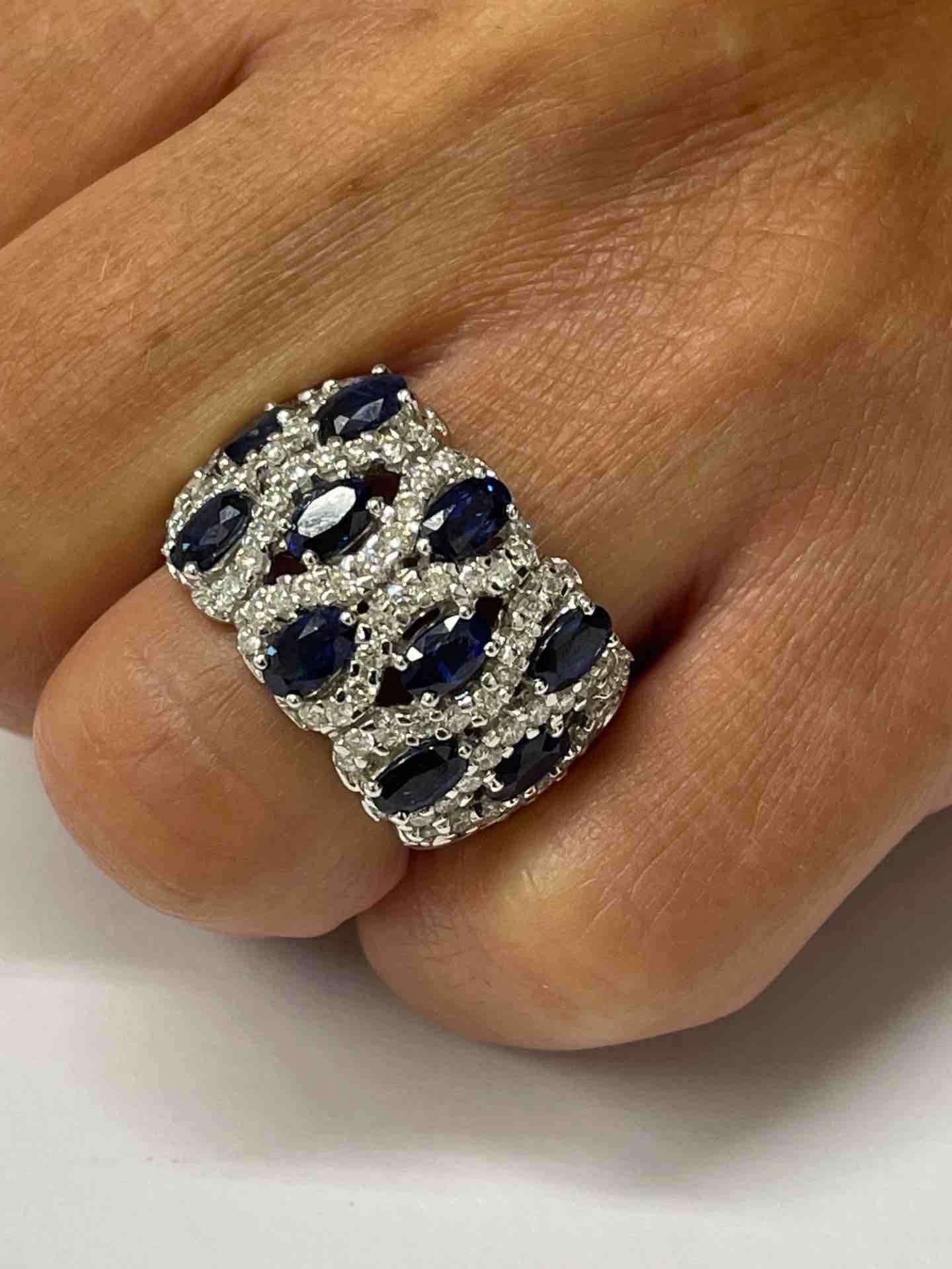 SELVI anillo oro blanco con zafiros y brillantes en 18 kilates - Roman Joyero