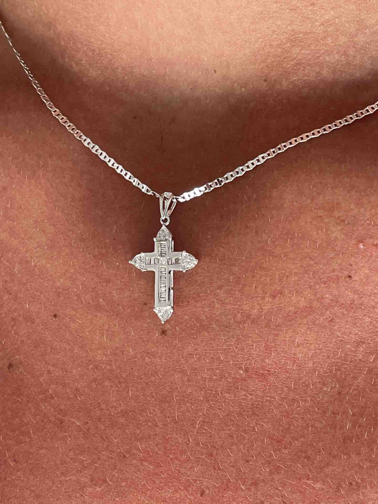 NASHI, cruz de oro blanco con baguettes - Roman Joyero