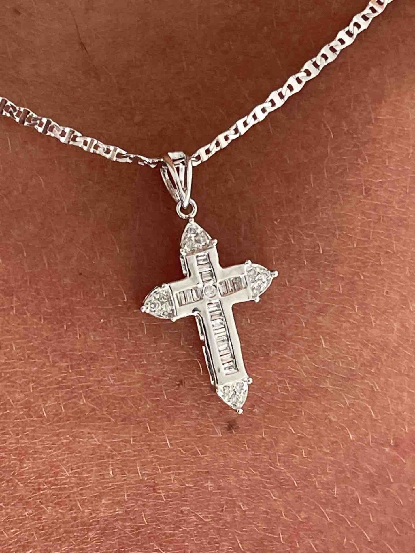 NASHI, cruz de oro blanco con baguettes - Roman Joyero