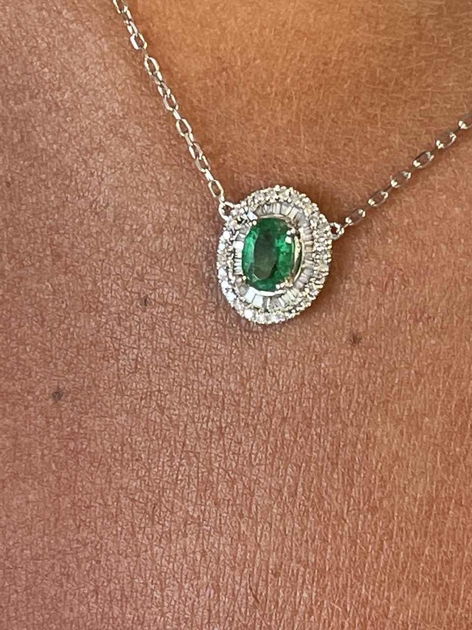 Gargantilla con colgante NEHIR en oro blanco con zafiro y diamantes