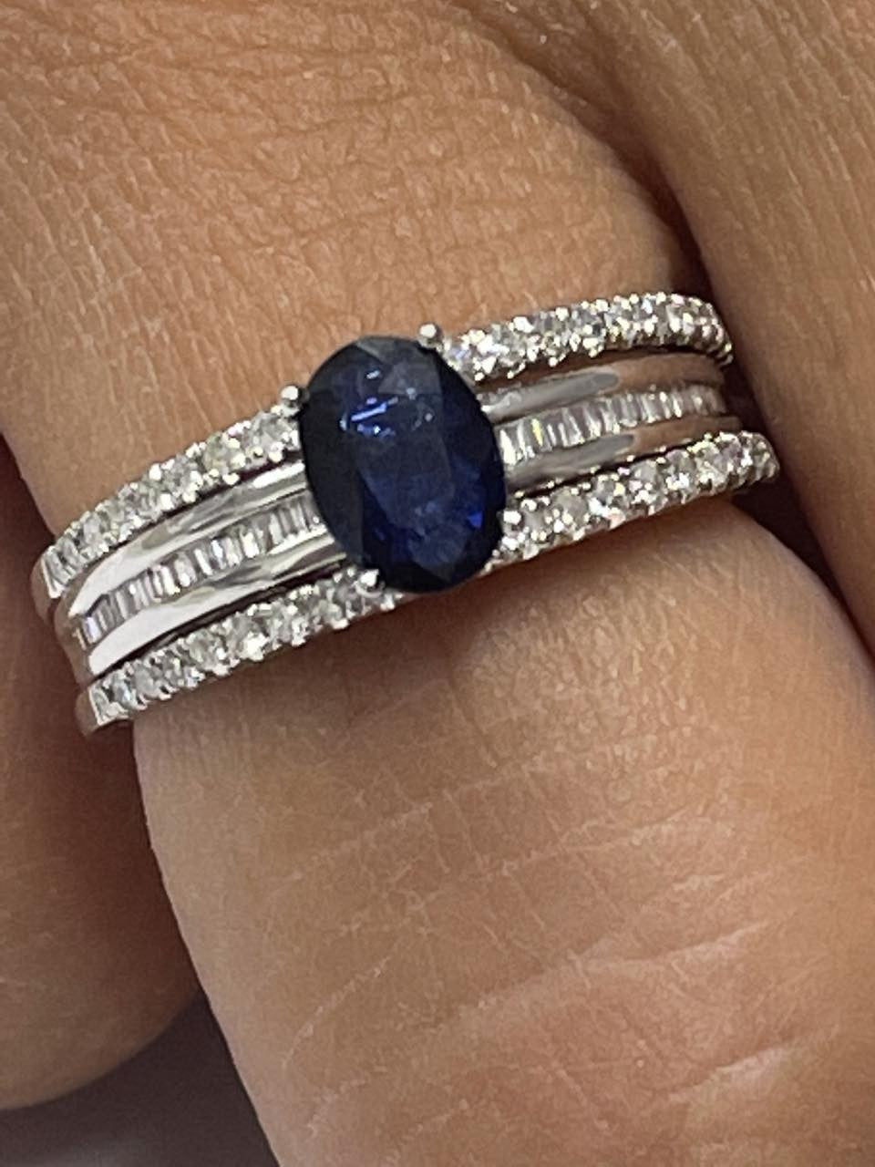 Anillo IRFAN en oro blanco con esmeralda, brillantes y baguettes