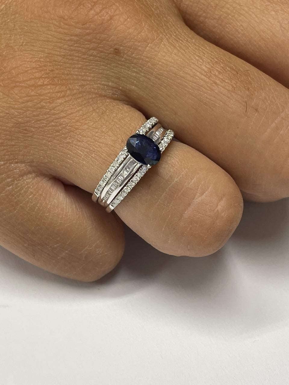 Anillo IRFAN en oro blanco con esmeralda, brillantes y baguettes