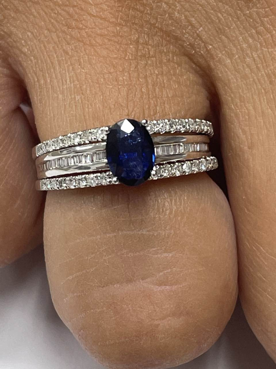 Anillo IRFAN en oro blanco con esmeralda, brillantes y baguettes