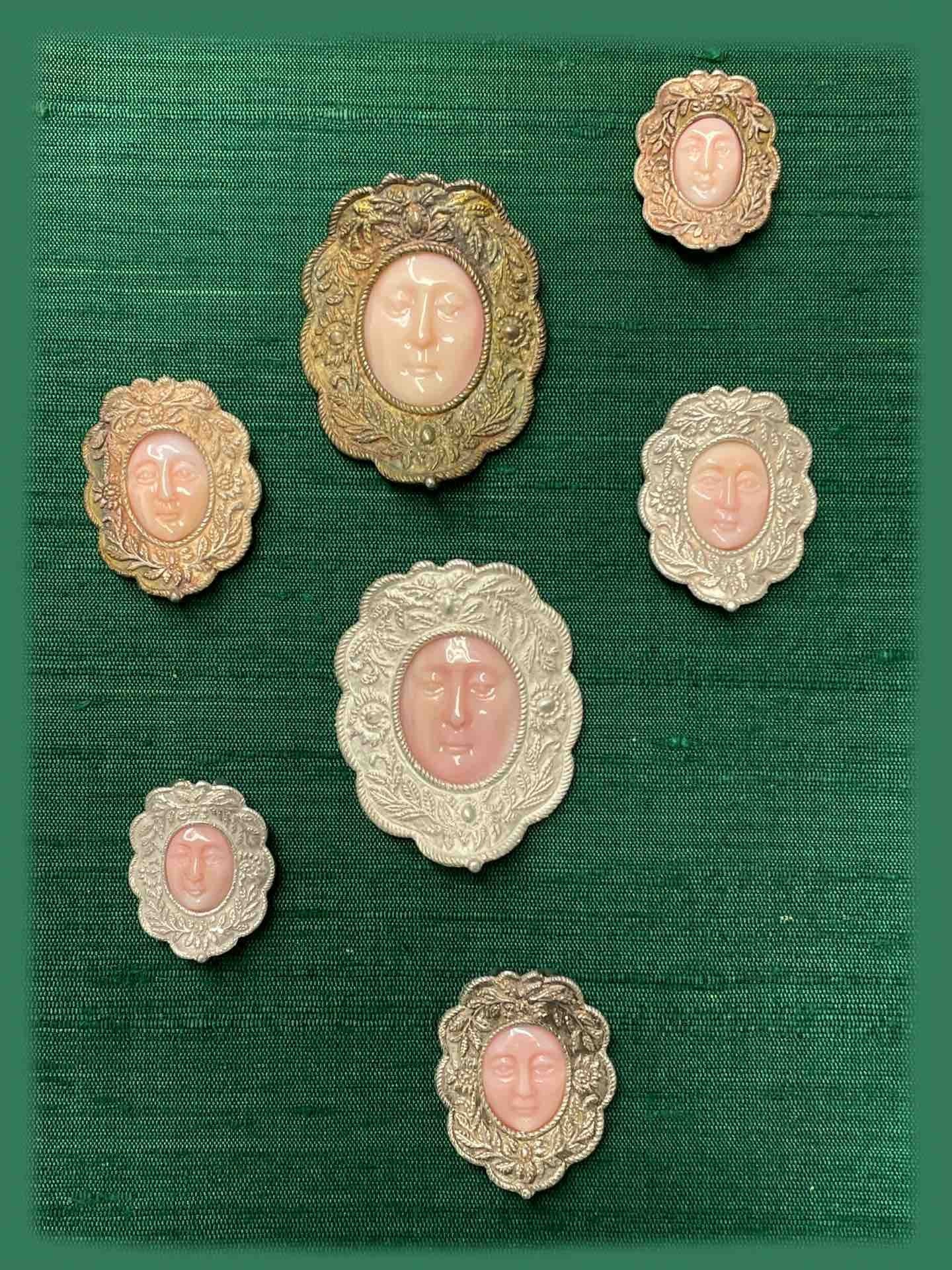 Medalla Rostrillo de plata Virgen del ROCIO en concha fina