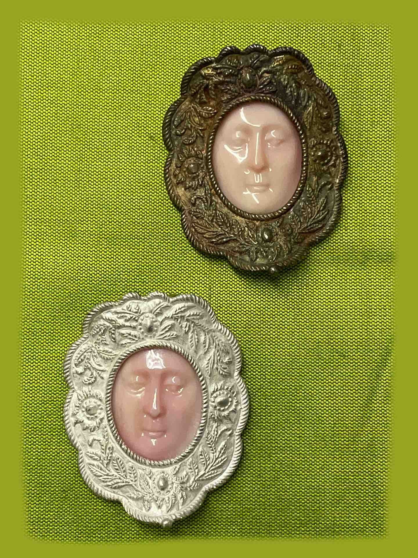 Medalla Rostrillo de plata Virgen del ROCIO en concha fina