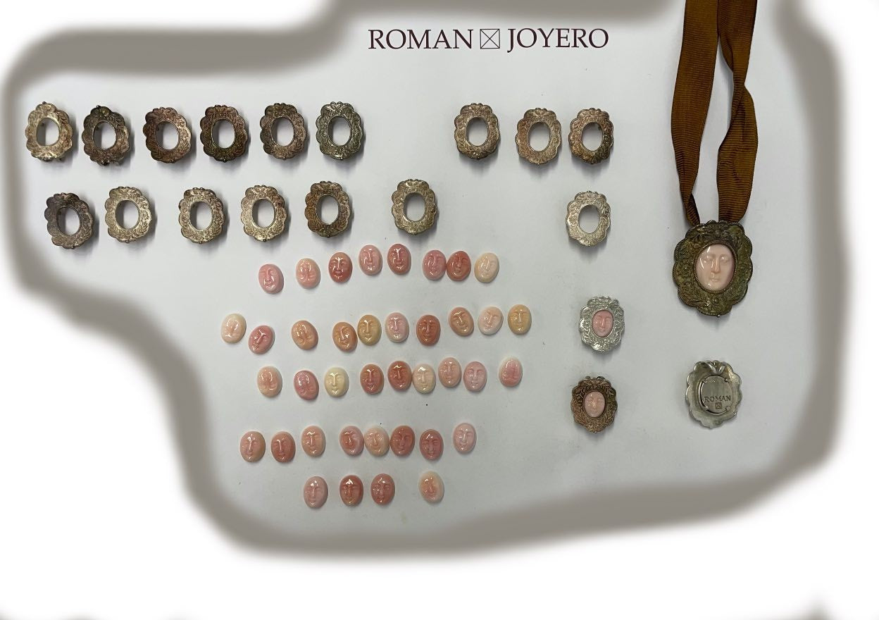 Medalla Rostrillo de plata Virgen del ROCIO en concha fina