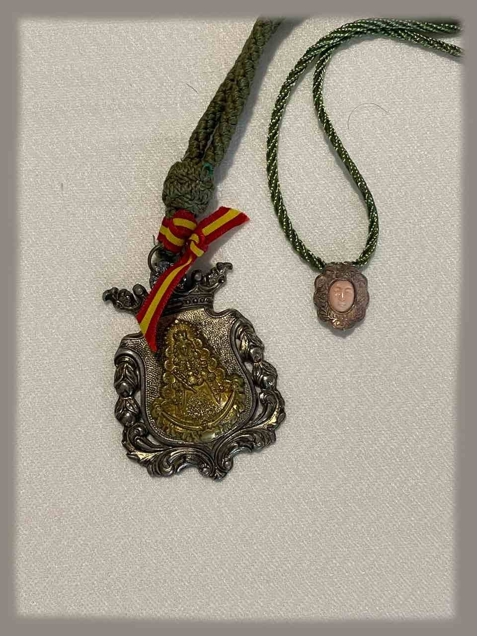 Medalla Rostrillo de plata Virgen del ROCIO en concha fina