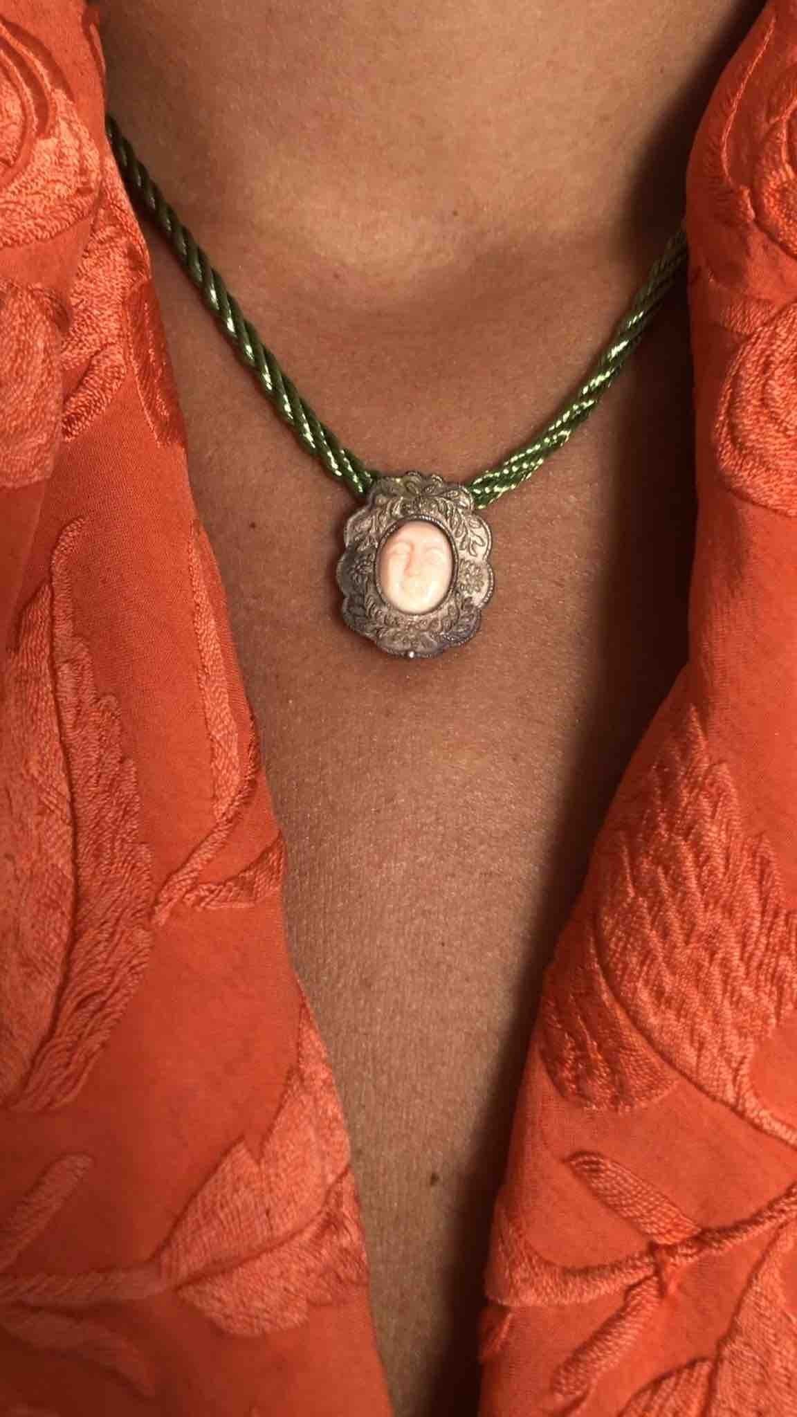 Medalla Rostrillo de plata Virgen del ROCIO en concha fina