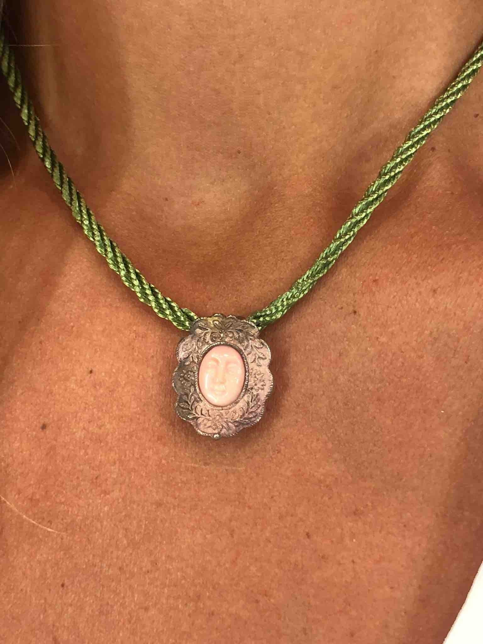 Medalla Rostrillo de plata Virgen del ROCIO en concha fina