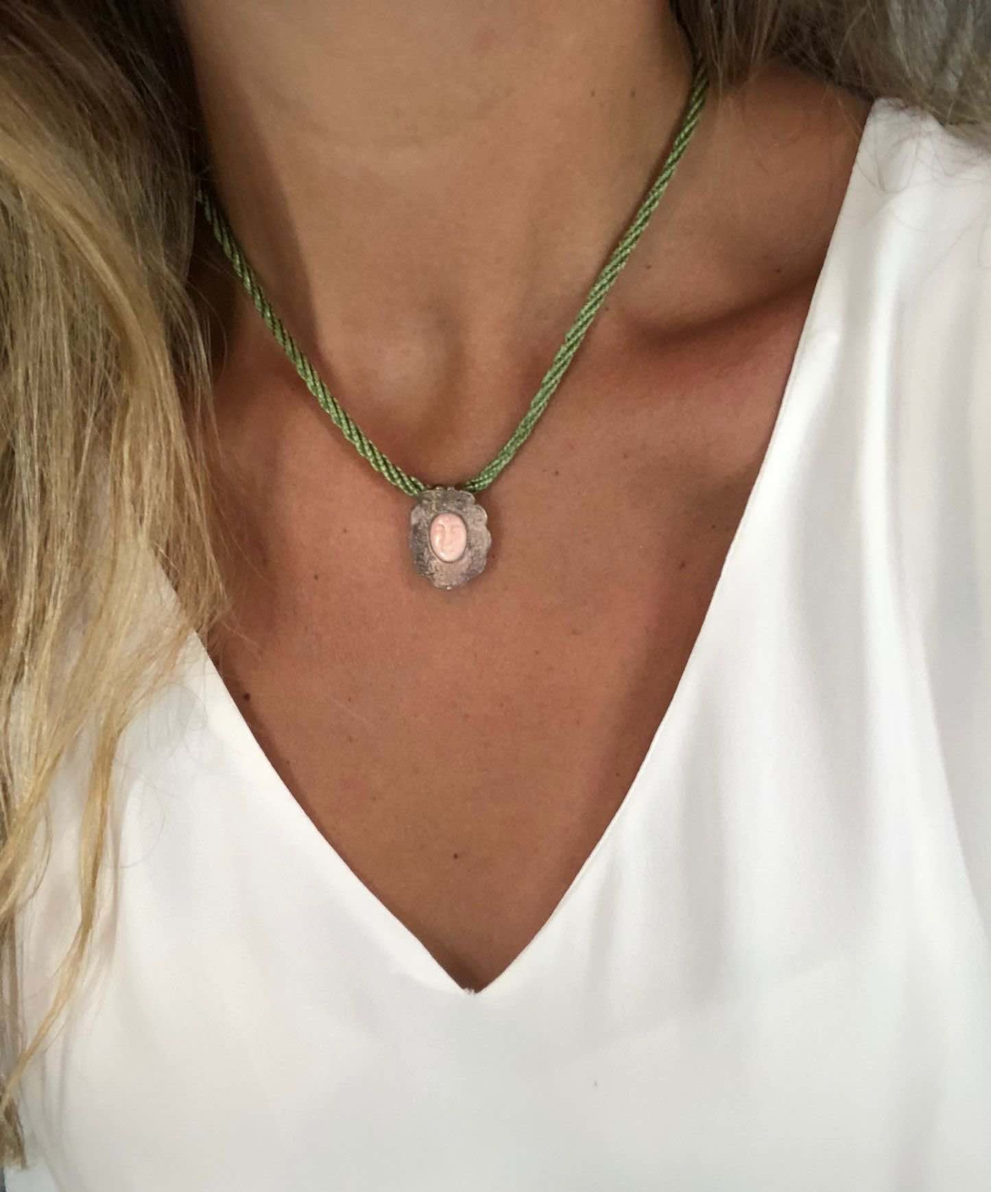 Medalla Rostrillo de plata Virgen del ROCIO en concha fina