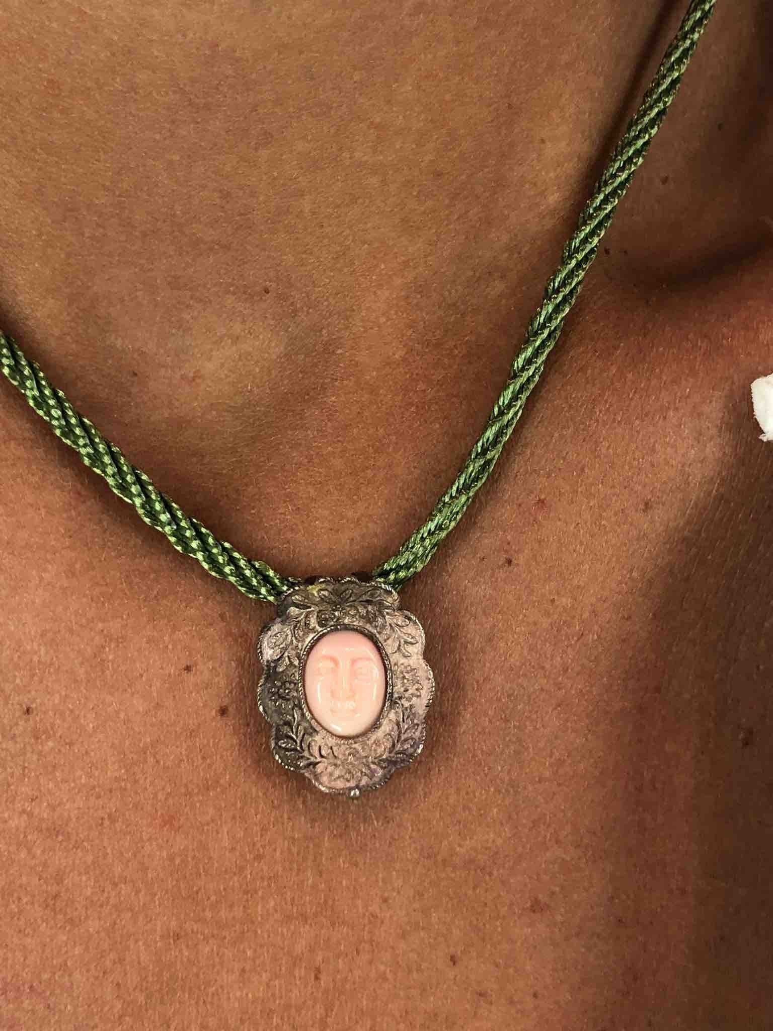 Medalla Rostrillo de plata Virgen del ROCIO en concha fina