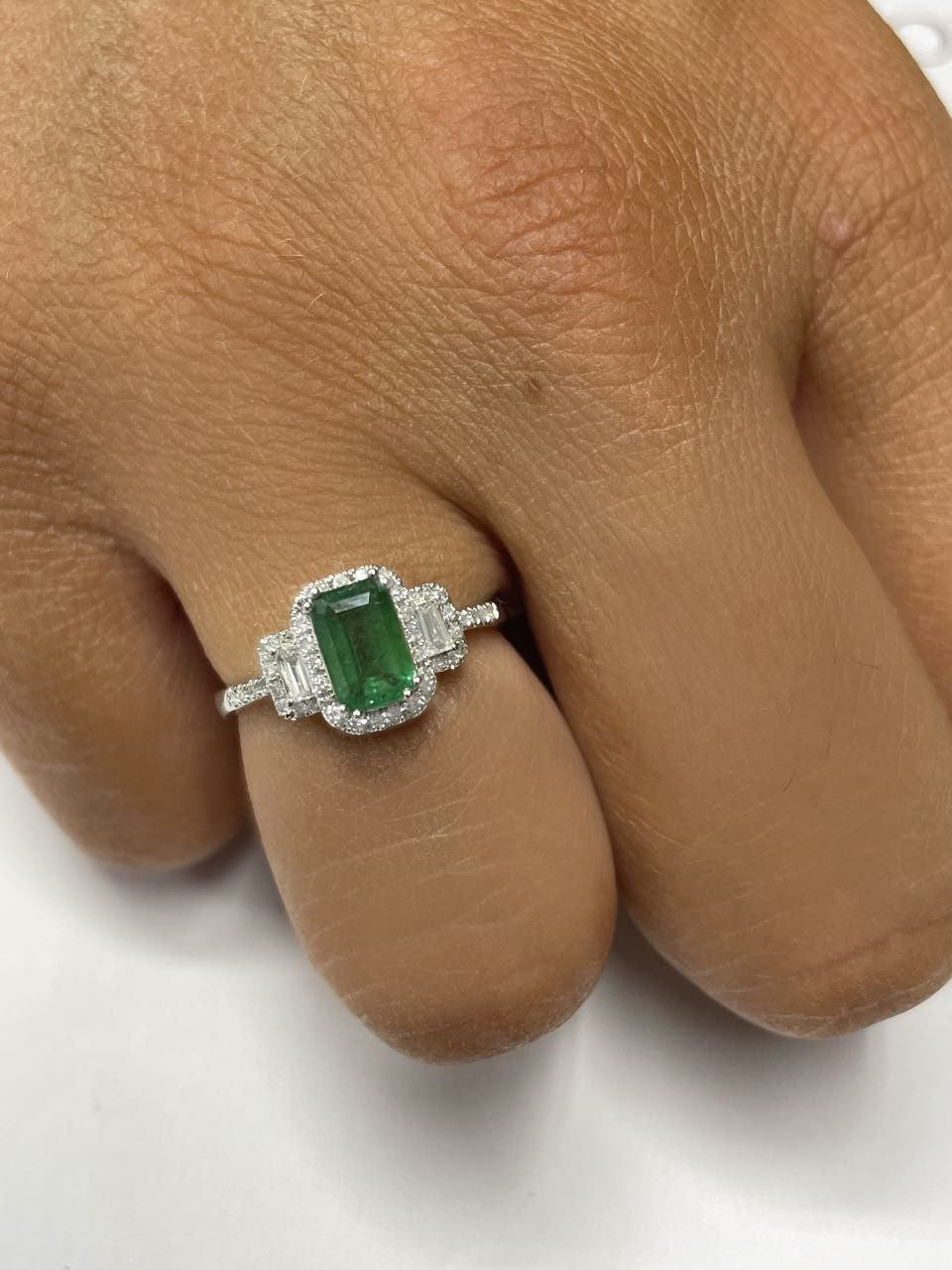 Anillo SABRIYE de oro blanco con brillantes, baguettes y esmeralda - Roman Joyero