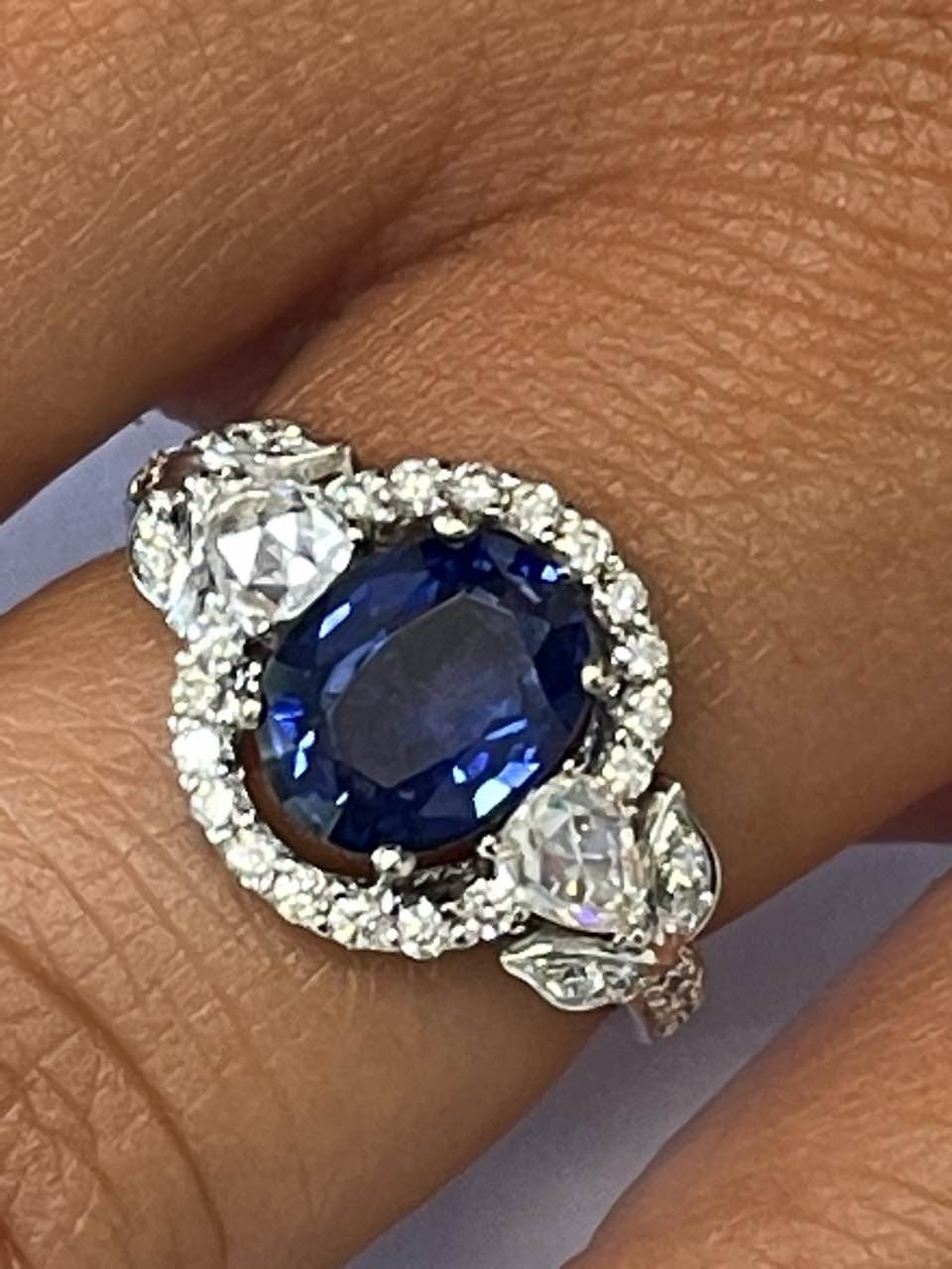 MONTOVA anillo de zafiro roseta de brillantes con peras en roca - Roman Joyero