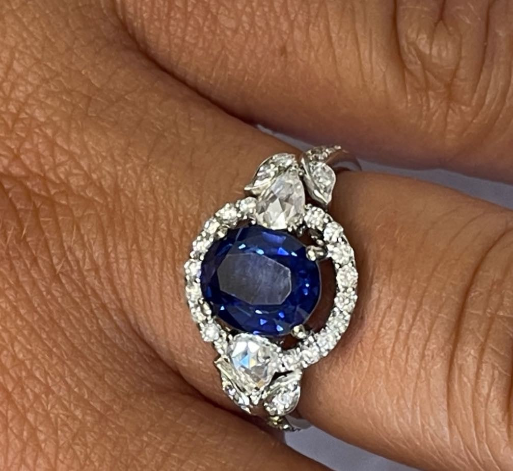 MONTOVA anillo de zafiro roseta de brillantes con peras en roca - Roman Joyero