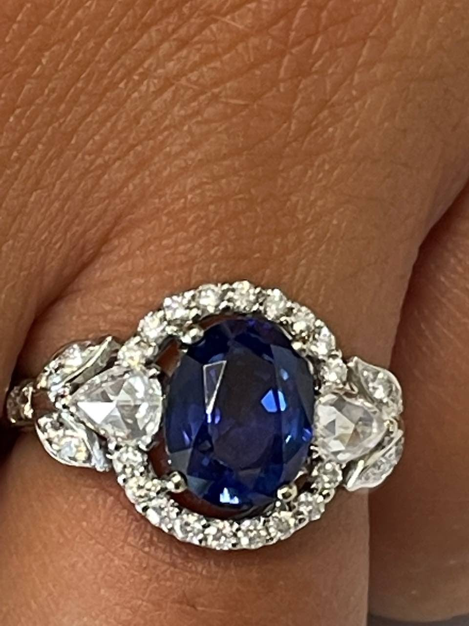 MONTOVA anillo de zafiro roseta de brillantes con peras en roca - Roman Joyero