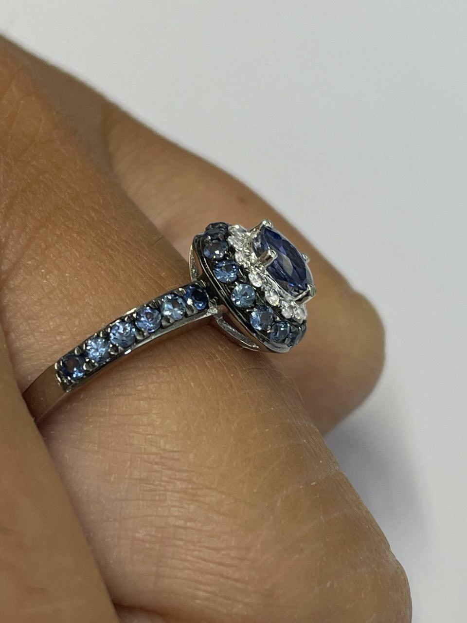 SEFIKA anillo de zafiros rodeados de brillantes y zafiros - Roman Joyero