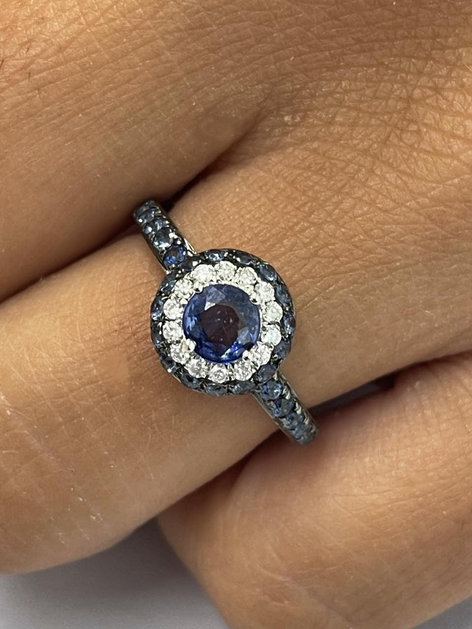 SEFIKA anillo de zafiros rodeados de brillantes y zafiros - Roman Joyero