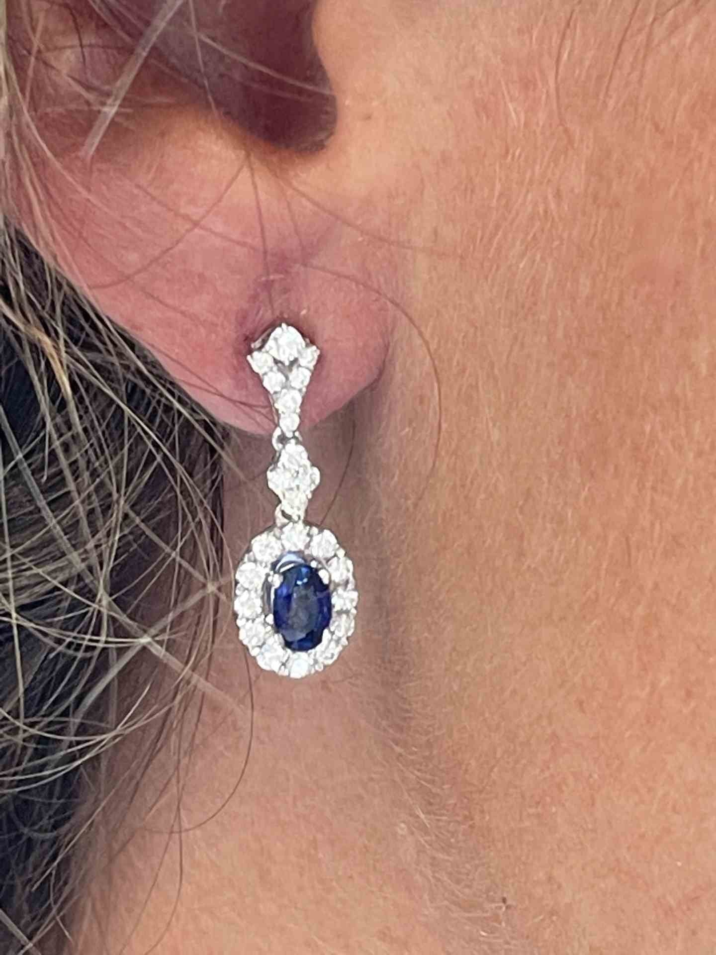Pendiente colgante IMPERIUM oro blanco esmeraldas y brillantes.