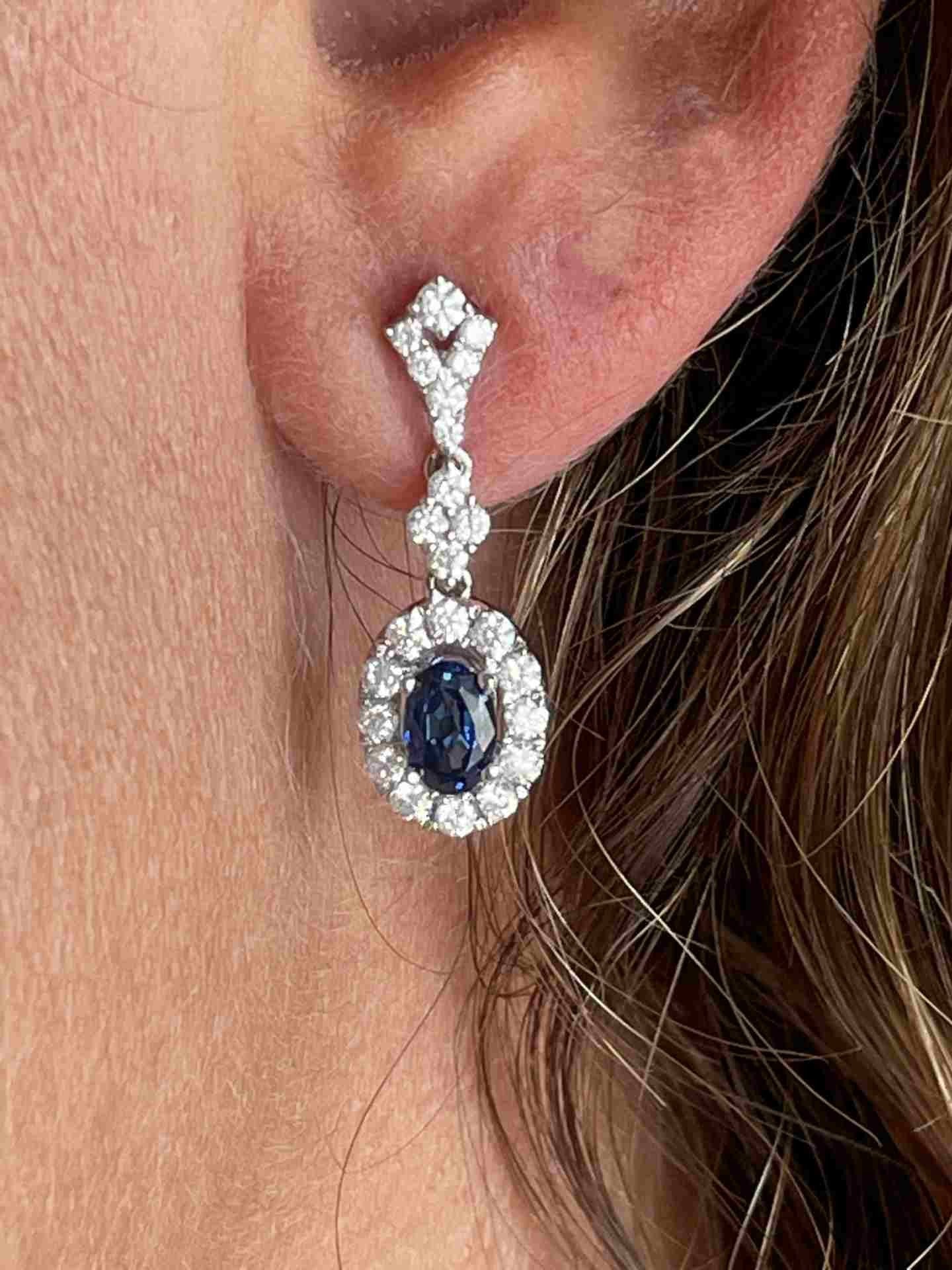 Pendiente colgante IMPERIUM oro blanco esmeraldas y brillantes.