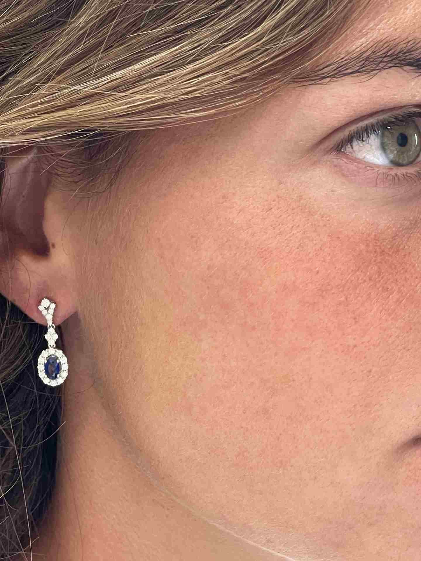Pendiente colgante IMPERIUM oro blanco esmeraldas y brillantes.