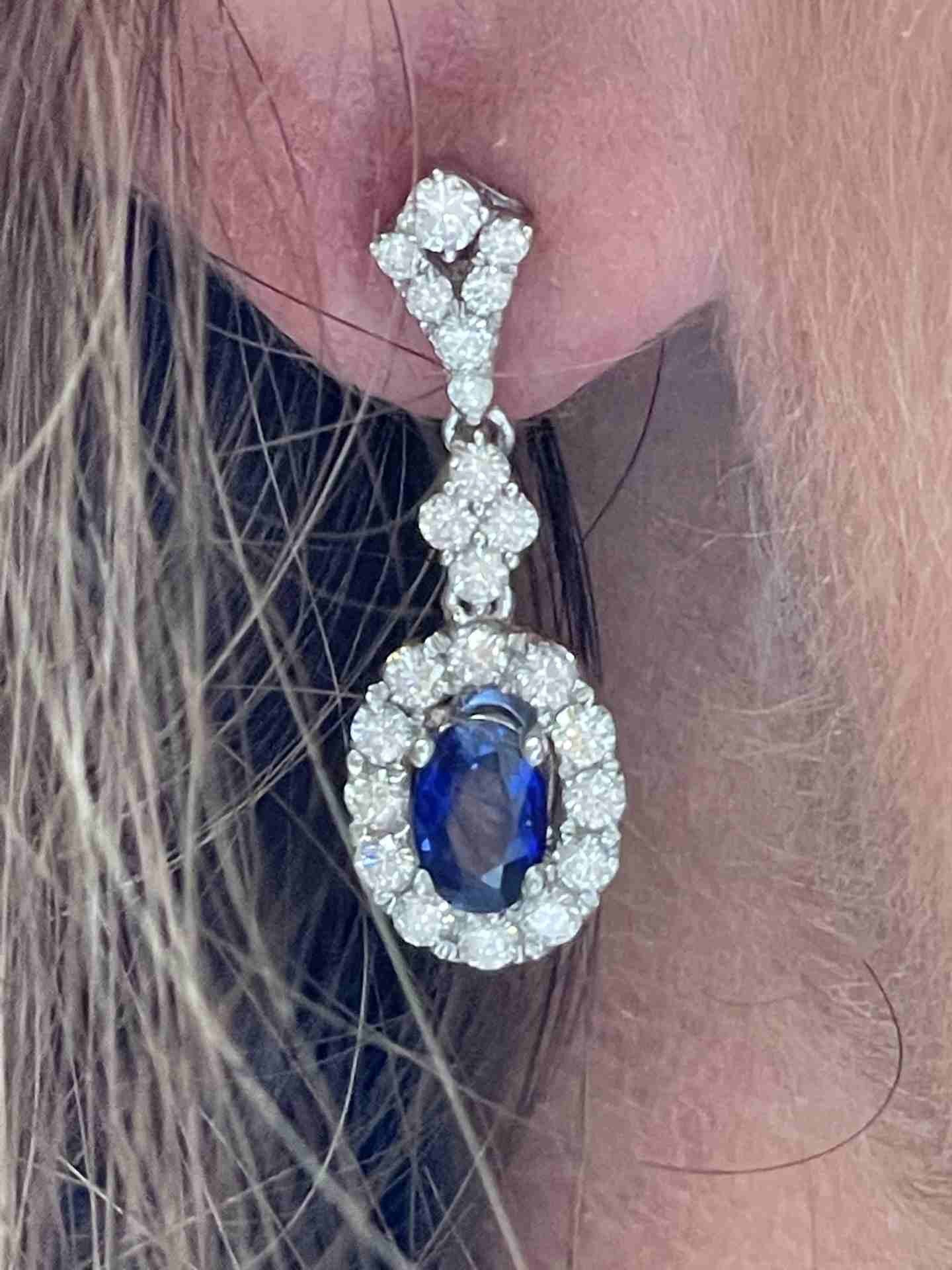 Pendiente colgante IMPERIUM oro blanco esmeraldas y brillantes.