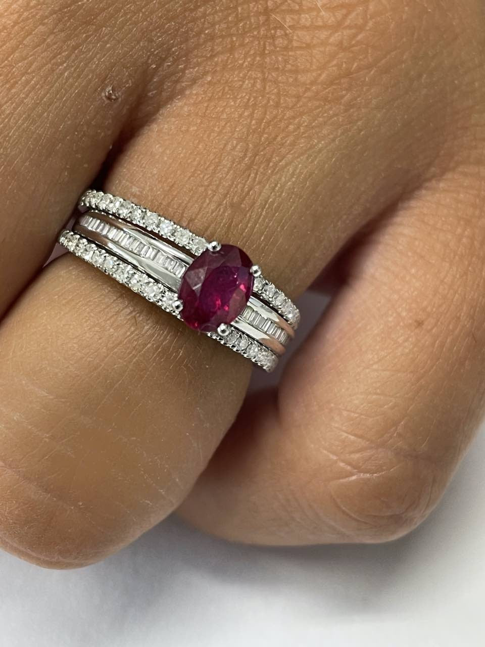 Anillo IRFAN en oro blanco con esmeralda, brillantes y baguettes