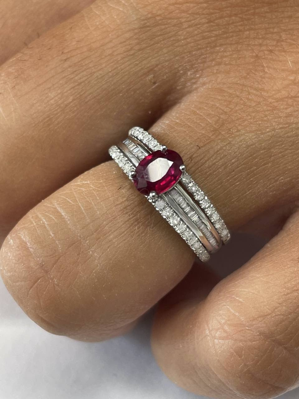 Anillo IRFAN en oro blanco con esmeralda, brillantes y baguettes