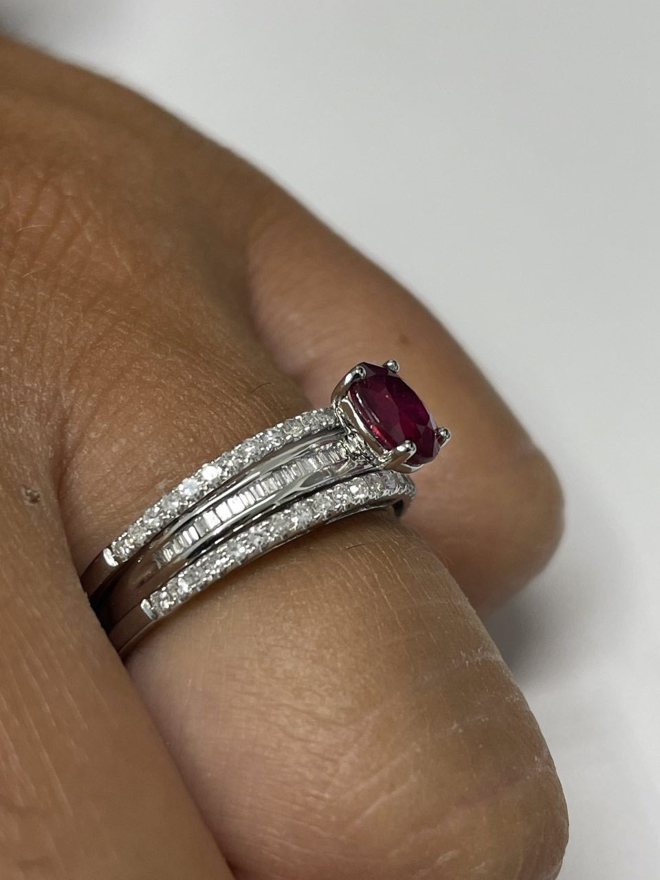 Anillo IRFAN en oro blanco con esmeralda, brillantes y baguettes