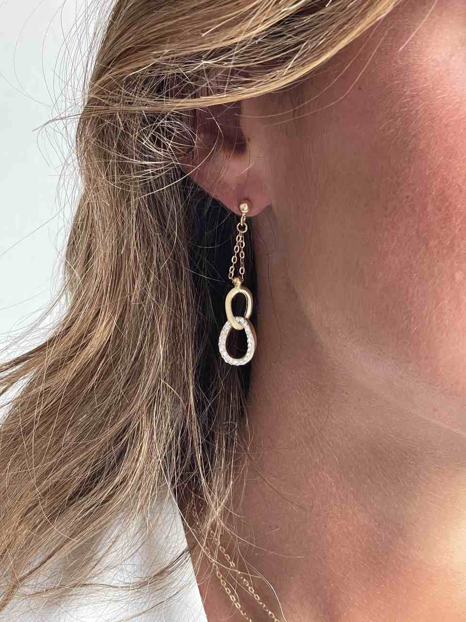 Pendientes largos ZEKI en oro amarillo de 18 ktes con circonitas - Roman Joyero