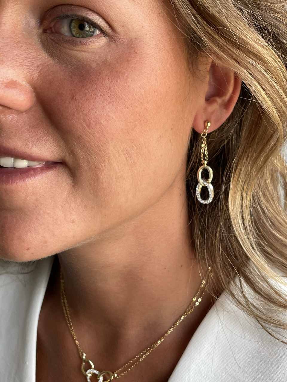Pendientes largos ZEKI en oro amarillo de 18 ktes con circonitas - Roman Joyero