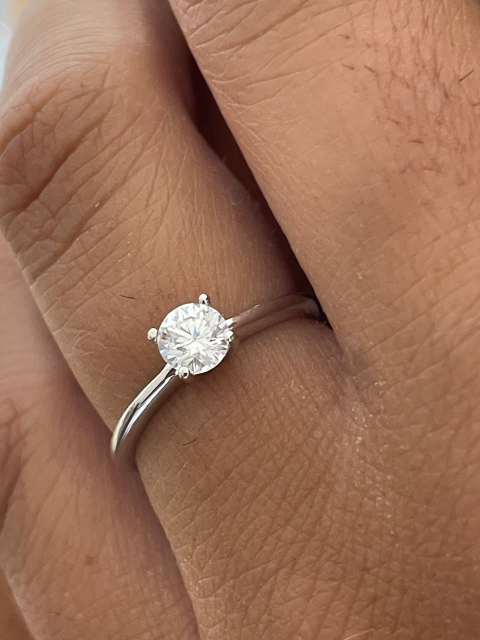 Anillo solitario EDIF en oro blanco o amarillo con circonita