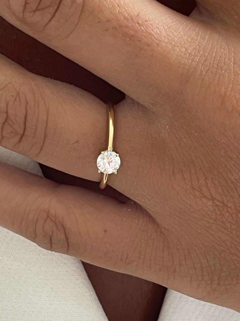 Anillo solitario EDIF en oro blanco o amarillo con circonita
