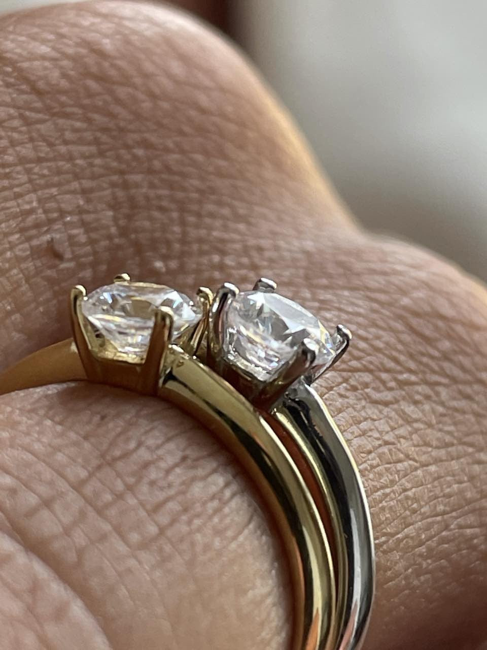 Anillo solitario EDIF en oro blanco o amarillo con circonita