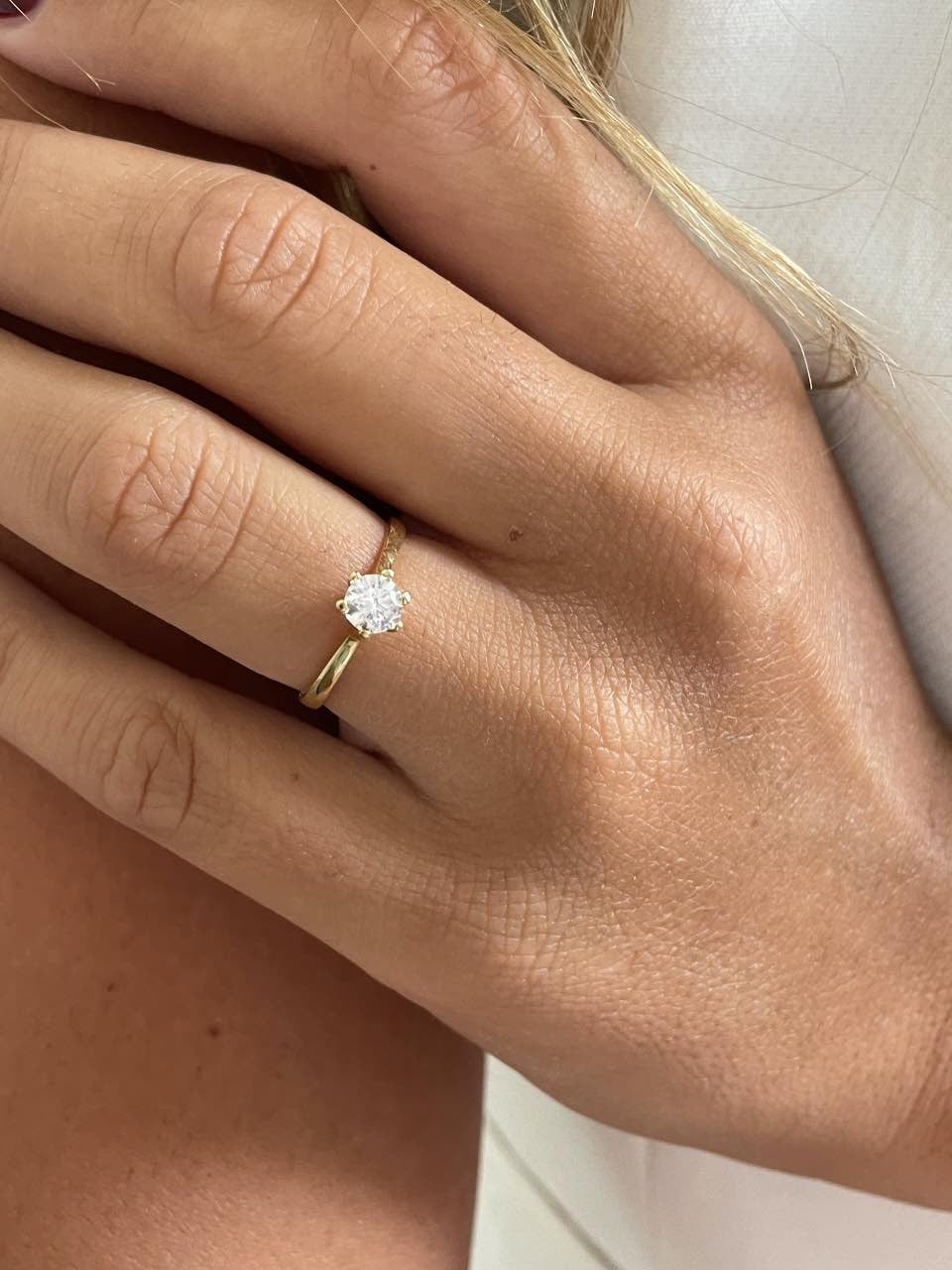 Anillo solitario KOREL en oro amarillo o blanco con circonita