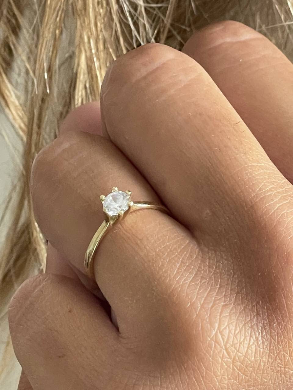 Anillo solitario KOREL en oro amarillo o blanco con circonita