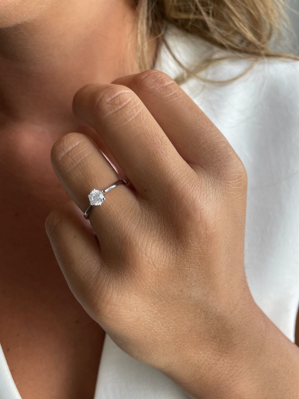 Anillo solitario KOREL en oro amarillo o blanco con circonita