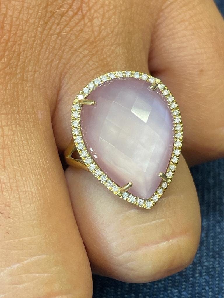 SASSARI, Anillo de oro y diamantes con cuarzo rosa.